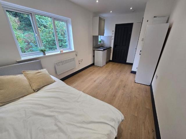 Room for rent in Holloway Hill, Waverley