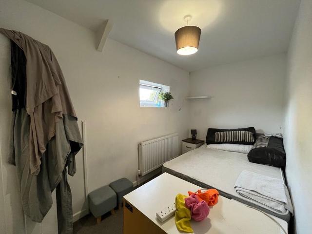 Room for rent in Aberkenfig, Wales