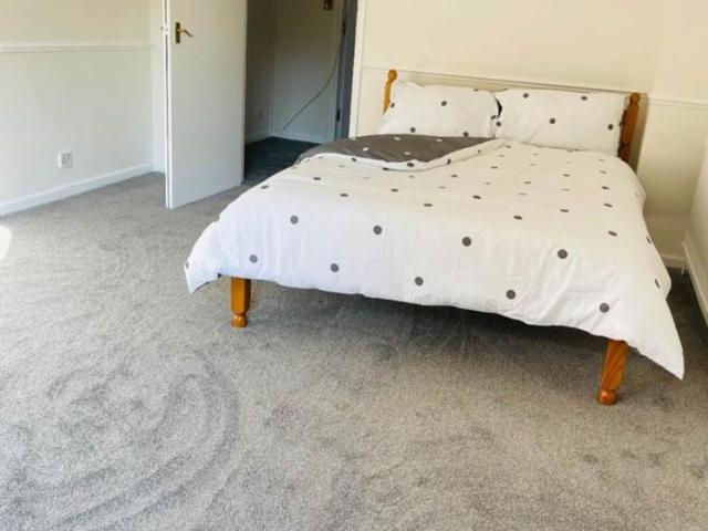 Room for rent in Cowley, Greater London