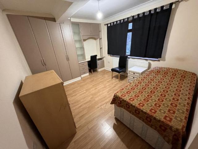 Room for rent in Whitton, Greater London
