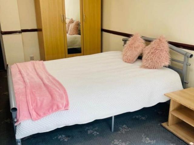 Room for rent in Cowley, Greater London