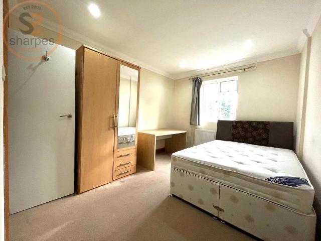 Room for rent in London Borough of Merton, Collier's Wood