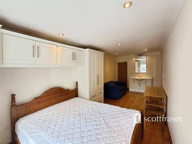Room for rent in Cowley Marsh, The Slade