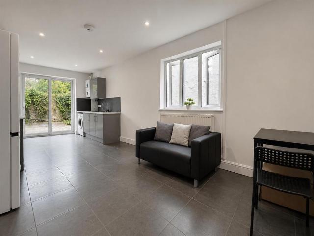 Room for rent in Pengam Green, Falcon Lodge