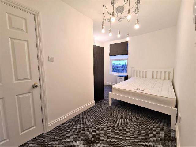 Room for rent in Queen's Park, Greater London