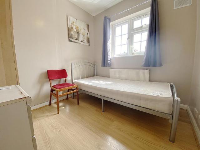 Room for rent in Lampton, Greater London