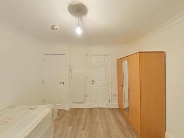Room for rent in London Borough of Ealing, Hanwell