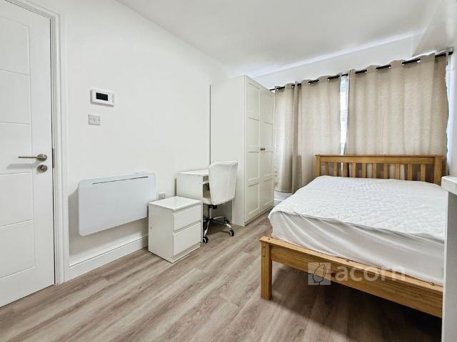 Room for rent in New Town, Monks Orchard