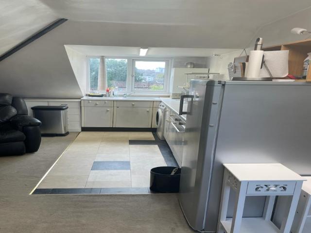 Room for rent in Roundshaw, Greater London