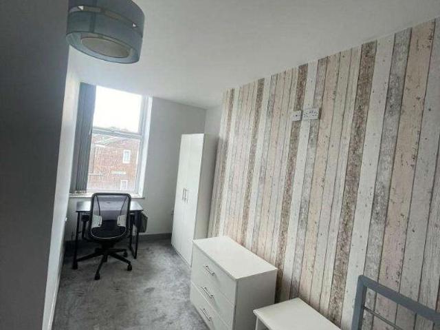 Apartment for rent in Elm Park, Calderstones