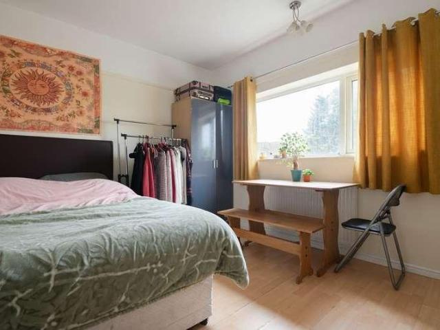 Apartment for rent in Row Town, Surrey