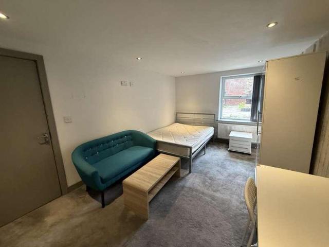 House for rent in Elm Park, Calderstones
