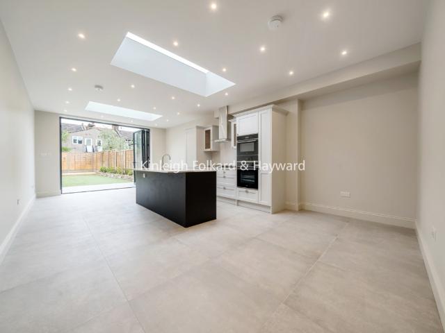 House for rent in Summerstown, Greater London
