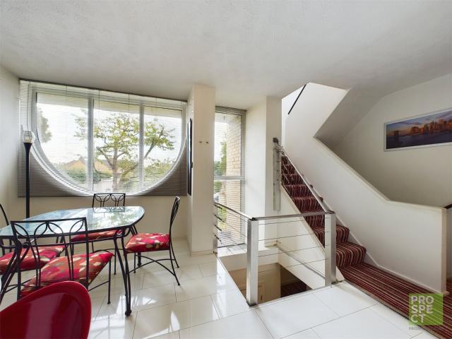 House for rent in Heol-las, Surrey