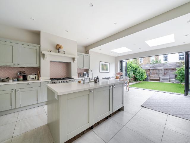 House for rent in Summerstown, Greater London