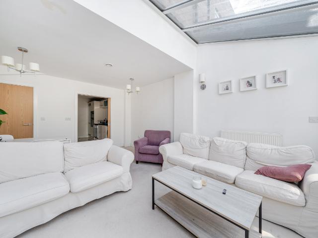 House for rent in Summerstown, Greater London