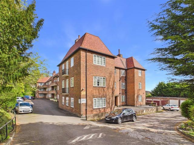 House for rent in Stumperlowe, Fulwood