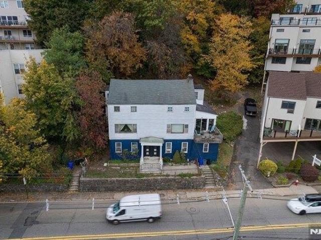 House for sale in Edgewater, New Jersey