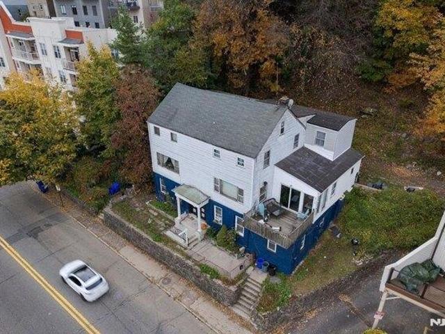 House for sale in Edgewater, New Jersey
