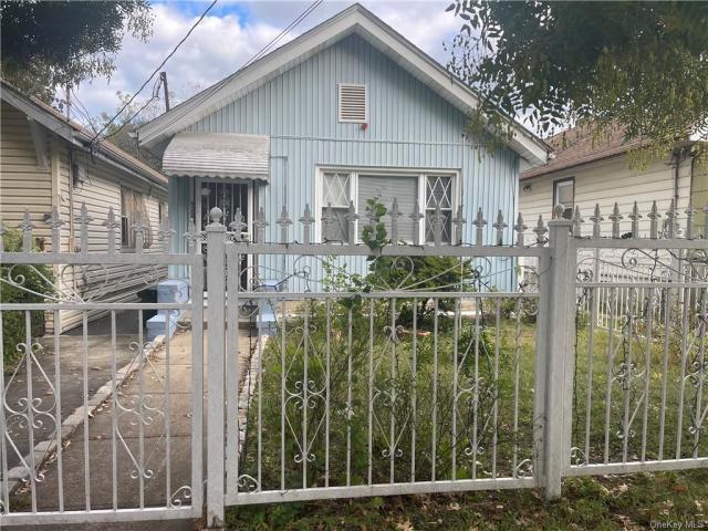 House for sale in The Bronx, Arverne