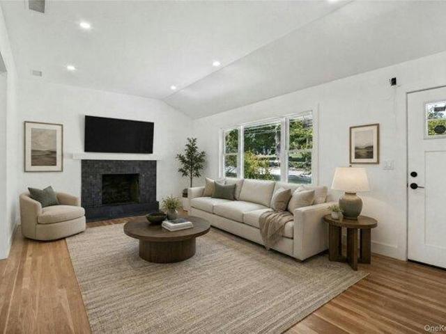 House for sale in Baldwin Place, New York