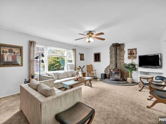 House for sale in Oakland, New Jersey
