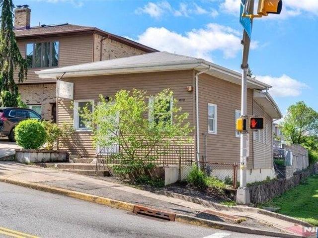House for sale in Palisades Park