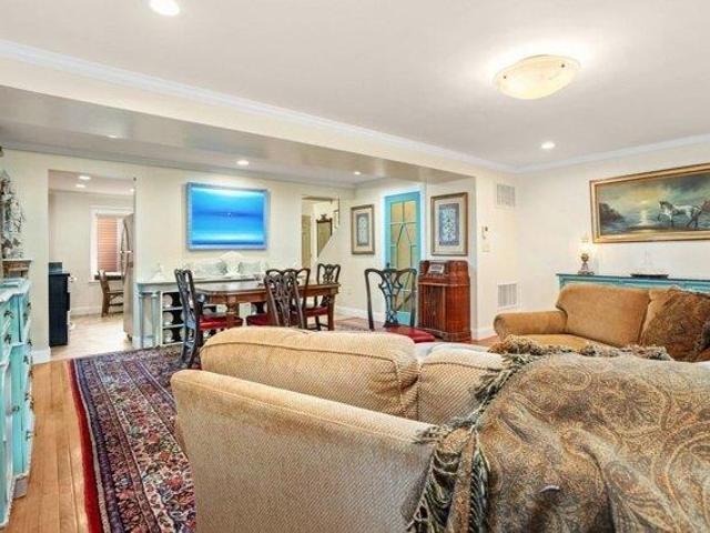 House for sale in Oakland Vale, Saugus