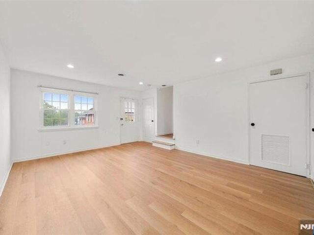 House for sale in Teaneck, New Jersey
