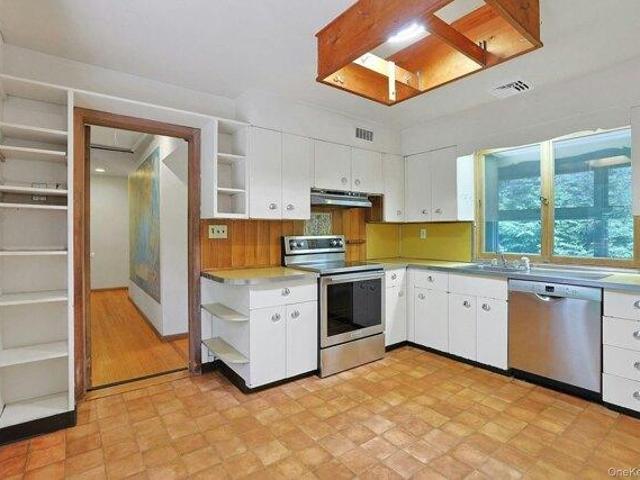 House for sale in Thornwood, New York