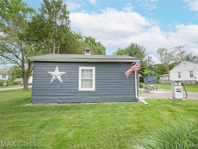 House for sale in Walled Lake