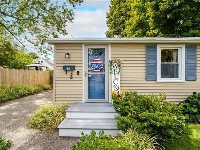 House for sale in Oakland Beach, Warwick
