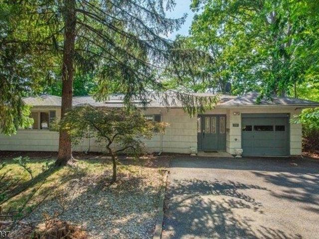 House for sale in Packanack Lake, Wayne