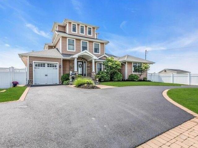 House for sale in Bayport House for sale in Bayport
