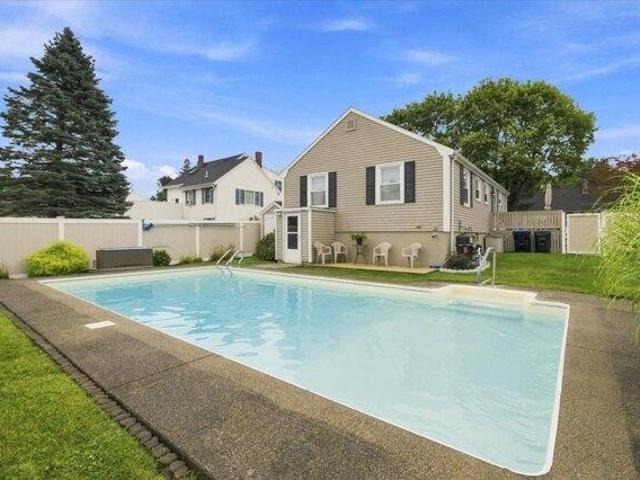 House for sale in Beverly, Essex County