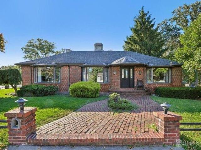 House for sale in Shore View, Woodbridge Township