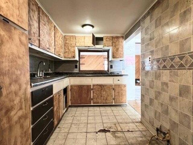 House for sale in Crystal