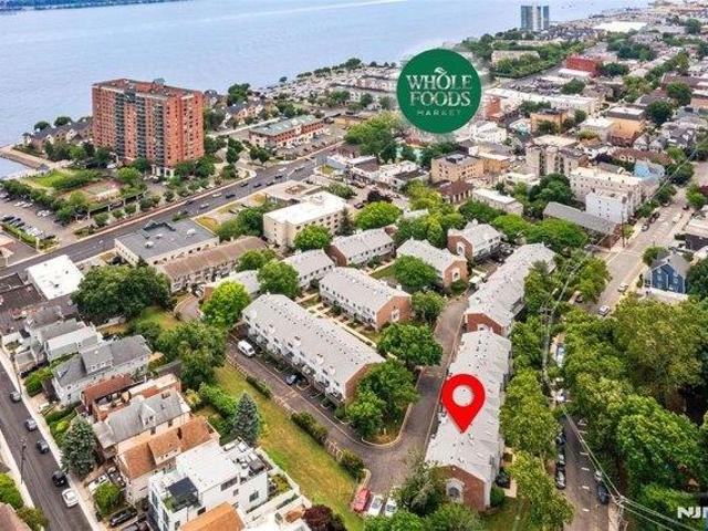 House for sale in Edgewater, New Jersey