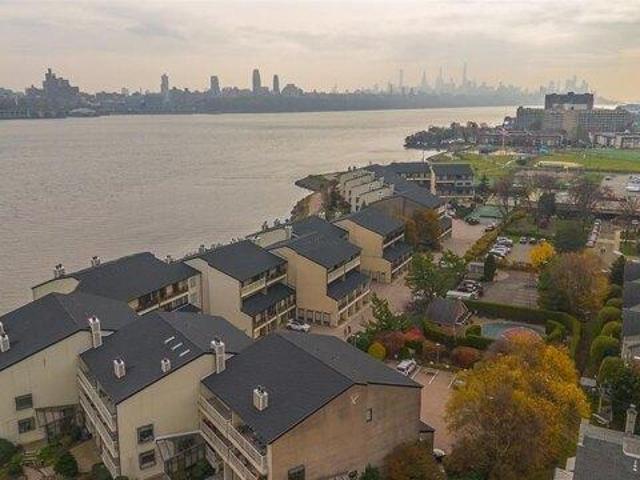 House for sale in Edgewater, New Jersey
