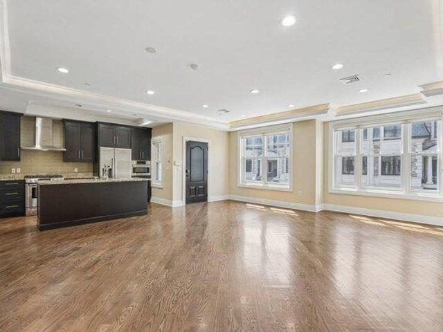 House for sale in Edgewater, New Jersey