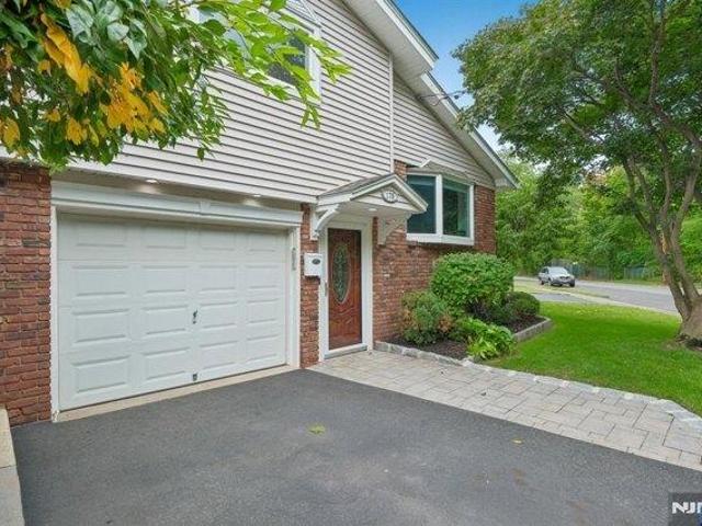 House for sale in Elmwood Park, New Jersey