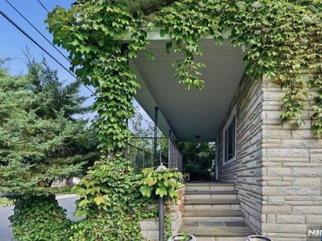 House for sale in Elmwood Park, New Jersey