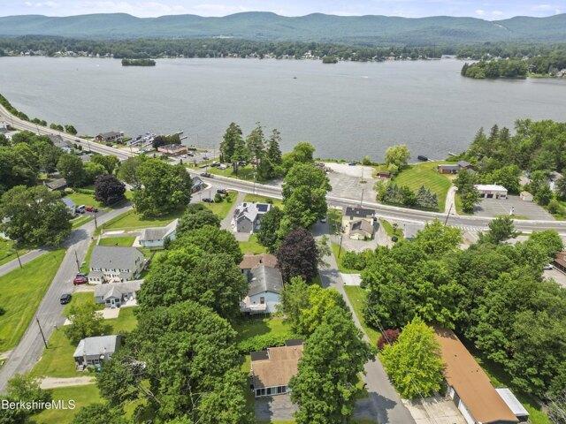 House for sale in Pontoosuc Gardens, Lanesborough