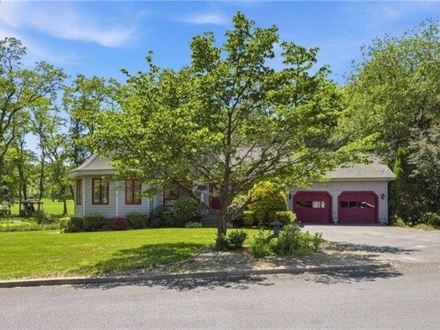 House for sale in Lincoln, Rhode Island