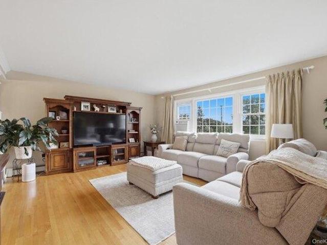 House for sale in Baldwin Place, New York