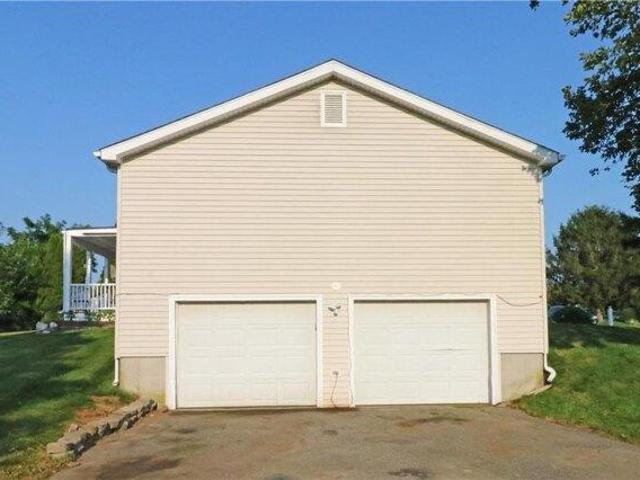 House for sale in Middletown, Newport County