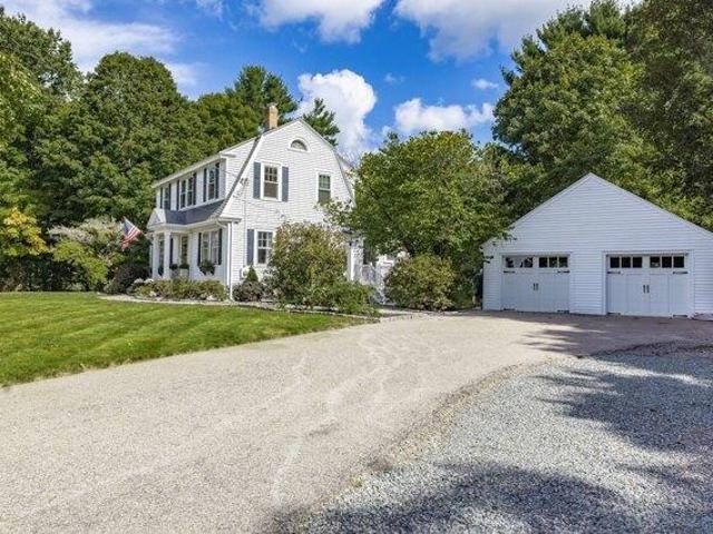 House for sale in Clicquot, Millis