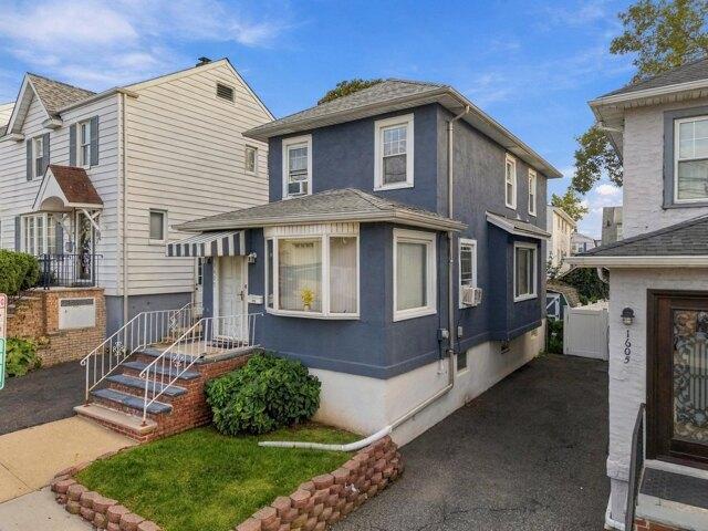 House for sale in Babbitt, North Bergen