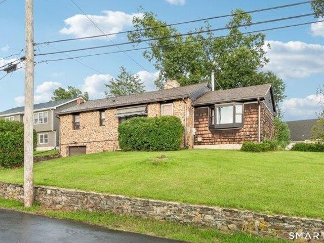 House for sale in Montowese, North Haven