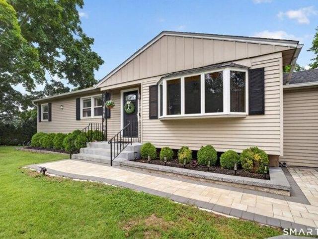 House for sale in Montowese, North Haven